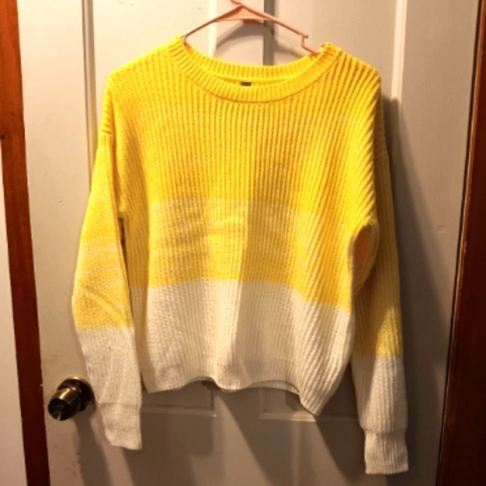 🤠ALYA Sweater Size Small